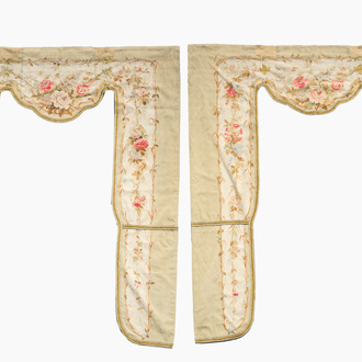 Een paar Franse Napoleon III Aubusson portieres met floraal decor, 19de eeuw