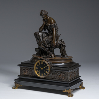 Pendule de cheminée en bronze patiné et doré et marbre noir couronnée d'Erato par Mercier, France, 19ème siècle