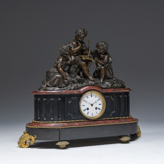 Pendule de cheminée en bronze patiné et doré et marbre couronnée d'un maître et de ses apprentis, France, 19ème siècle