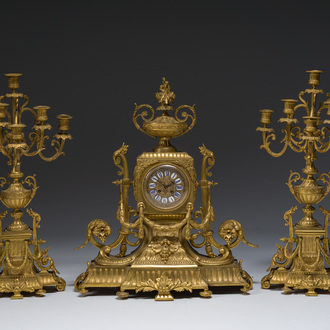 Importante garniture de cheminée d'une pendule et deux candelabres en bronze doré, France, 19ème siècle