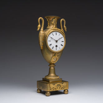 Pendule de cheminée en bronze doré de style empire à décor de cygnes, France, 19ème/20ème siècle