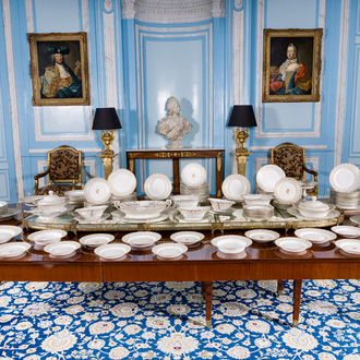 Een uitgebreid Duits 160-delig deels verguld en opengewerkt porseleinen servies met floraal decor, KPM, Berlijn, 19de/20ste eeuw