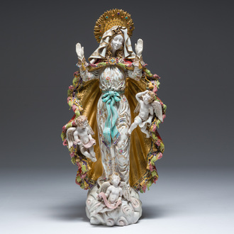Eugenio Pattarino (1885-1971): Madonna aanbeden door engelen, polychroom gedecoreerde en vergulde terracotta