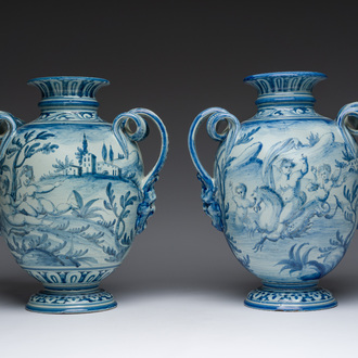 Een paar Italiaanse blauw-witte vazen met mythologische voorstellingen, Cantagalli, laat 19de eeuw