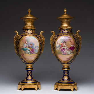 Paire de vases couvertes à fond bleu royale à la manière de Sèvres aux montures dorées et à décor de scène d'amour, France, 20ème siècle