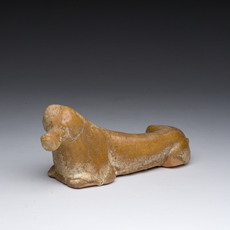 Modèle d'un chien couché en céramique émaillée, Chine, probablement Han