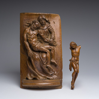 Corpus Christi en buis sculpté et un relief figurant la Pietà, Flandres, 17ème/18ème siècle