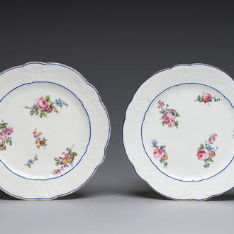 Deux assiettes en porcelaine polychrome de Sèvres à décor floral, 18ème siècle