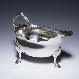 Bateau crème de style George III en argent avec un monogramme gravé, poinçon de maître Richard Rug, Londres, Angleterre, daté 1765