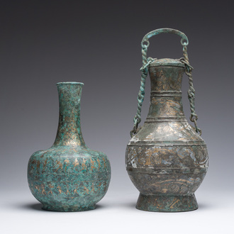 Deux vases de forme bouteille en bronze incrusté, Chine, probablement Han