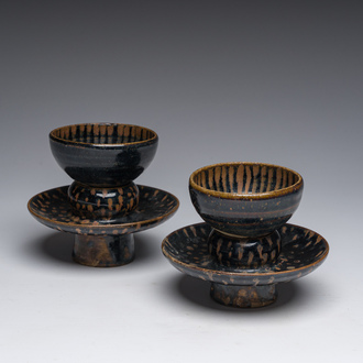 Paire de supports de bols en porcelaine émaillée en brun et noire de style Song, Chine, probablement 20ème siècle