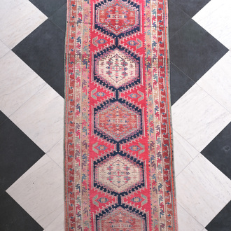 Un long tapis turque à décor géométrique, laine sur coton, 20ème siècle