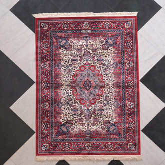 Un tapis à décor floral, laine sur coton, probablement Belgique, 20ème siècle