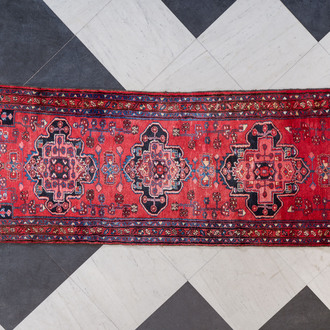 Un long tapis oriental de type Hamadan à décor géométrique, laine sur coton, 20ème siècle