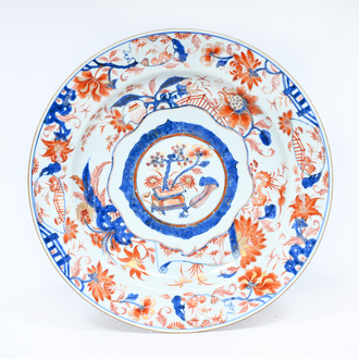 Plat en porcelaine de Chine de style Imari au médaillon central bombé, Kangxi
