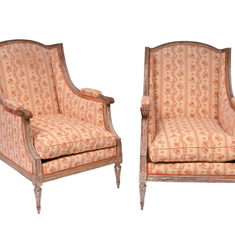 Paire de fauteuils de style Louis XVI en bois patiné blanc avec garniture florale, France, 19ème/20ème siècle