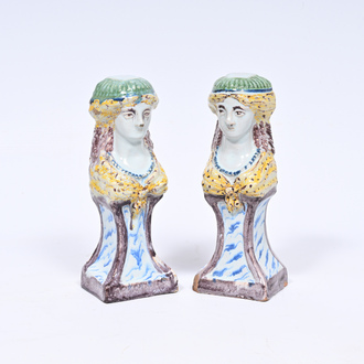 Paire de bustes en faïence polychrome, Nord de la France, 18ème siècle