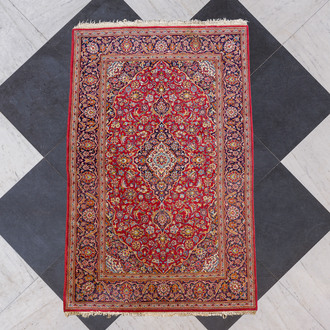 Un tapis oriental de type Kashan à décor floral, laine sur coton, 20ème siècle