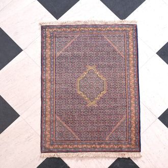 Un tapis azerbaïdjanais de type Ardebil à décor floral, laine sur coton, 20ème siècle