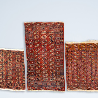 Trois tapis oriental de type Tekke à décor de motifs géométriques, laine sur coton, 20ème siècle