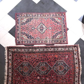 Deux tapis orientaux de type Hamadan à décor floral et géométrique, laine sur coton, 20ème siècle