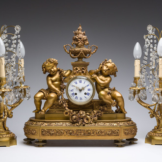 Garniture de cheminée en trois pièces en bronze doré à décor floral et de putti, France, 19ème/20ème siècle