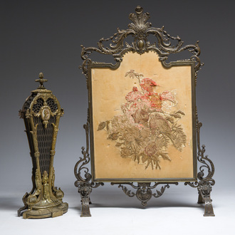 Deux écrans de cheminée en bronze partiellement doré dont un avec un panneau brodé, France, 19ème siècle