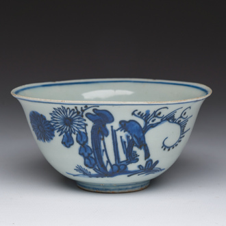 Bol en porcelaine de Chine bleu et blanc à décor d'oiseaux parmi des branches fleuries, marque et époque de Jiajing