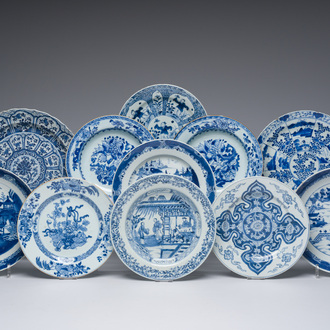 Onze assiettes et plats en porcelaine de Chine en bleu et blanc, Kangxi et postérieur