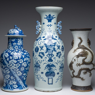 Un vase en porcelaine de Chine en bleu et blanc à décor de prunus, un à décor d'antiquités et un au dragon dit 'de Nankin', 19ème siècle