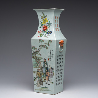 Vase rectangulaire en porcelaine de Chine qianjiang cai à décor de figures dans un paysage et d'oiseaux parmi des branches fleuries, 19ème siècle