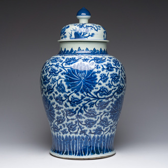 Vase couvert en porcelaine de Chine en bleu et blanc à décor de rinceaux de lotus, Kangxi