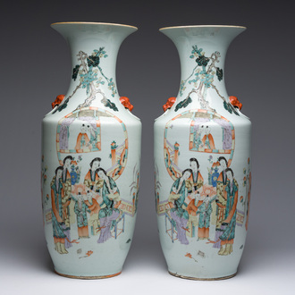 Paire de vases en porcelaine de Chine qianjiang cai à décor de dames et d'enfants sur une terrasse, 19ème/20ème siècle