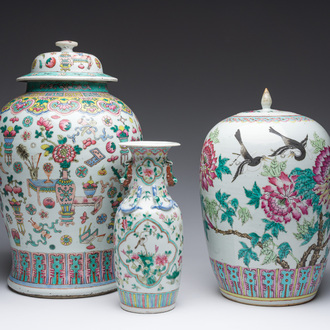 Deux pots couverts et un vase en porcelaine de Chine famille rose à décor floral et d'antiquités, 19ème/20ème siècle