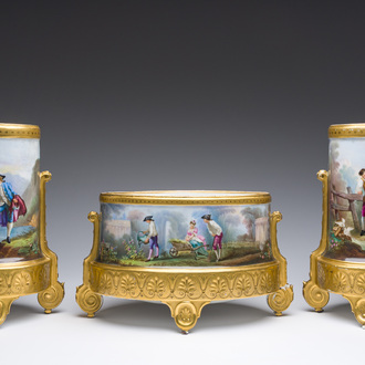 Garniture de cheminée en trois pièces en porcelaine de Paris polychrome et doré à décor de scènes amoureuses, 19ème siècle