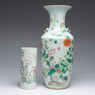 Un vase et un porte-chapeaux en porcelaine de Chine famille rose, 19ème/20ème siècle