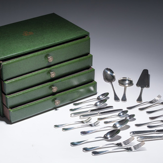 Ménagère de 127 pièces dans la cassette d'origine, modèle Perles, Christofle, France, 20ème siècle