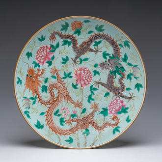 Plat en porcelaine de Chine famille rose à décor de dragons, marque de Kangxi, Guangxu