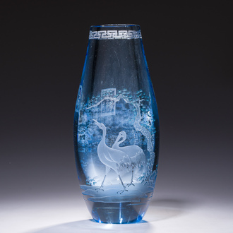 Vase en verre bleu clair à décor gravé, Chine, 20ème siècle
