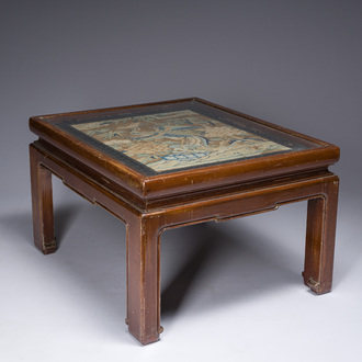 Table d'appoint orné d'un panneau en soie brodée, 20ème siècle