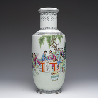 Vase de forme rouleau en porcelaine de Chine famille rose à décor de femmes érudites, marque de Qianlong, 20ème siècle