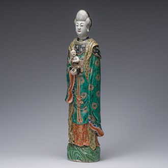 Importante figure d'une femme à l'enfant en porcelaine de Chine famille verte, 19ème siècle