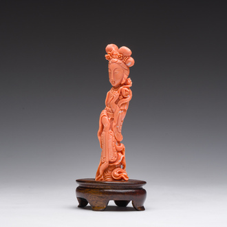Figure d'une dame avec une branche fleurie en corail rouge sculpté, Chine, 19ème/20ème siècle