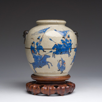 Vase en porcelaine de Chine polychrome dite 'de Nankin' à décor de scènes guerrières, 19ème siècle