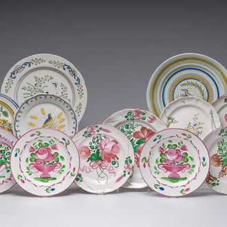 Collection variée de douze assiettes et plats en faïence polychrome, Bruxelles et France, 18ème/19ème siècle