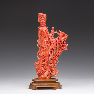 Figure d'une dame avec un oiseau en corail rouge sculpté, Chine, 19ème/20ème