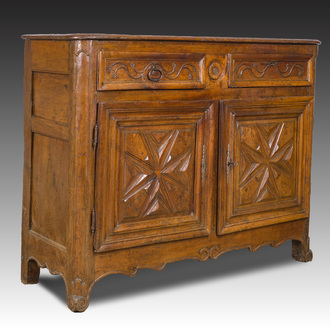 Armoire importante en bois à deux portes avec la croix de Malte, France, 17ème siècle