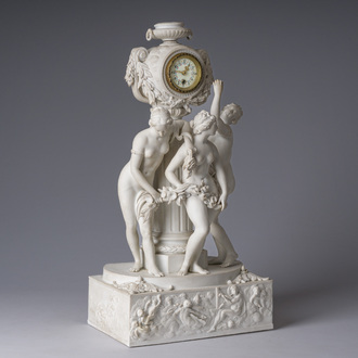 Pendule de cheminée en biscuit de style Sèvres à décor de 'Trois Grâces', probablement Volkstedt-Rudoltadt, fin du 19ème siècle