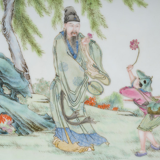 Plaque en porcelaine de Chine famille rose à décor d'immortel et son serviteur, République, 20ème siècle