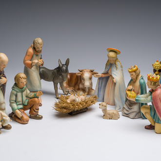 Crèche de Noël de type Hummel en biscuit à décor polychrome en dix pièces, Goebel, Allemagne, daté 1951